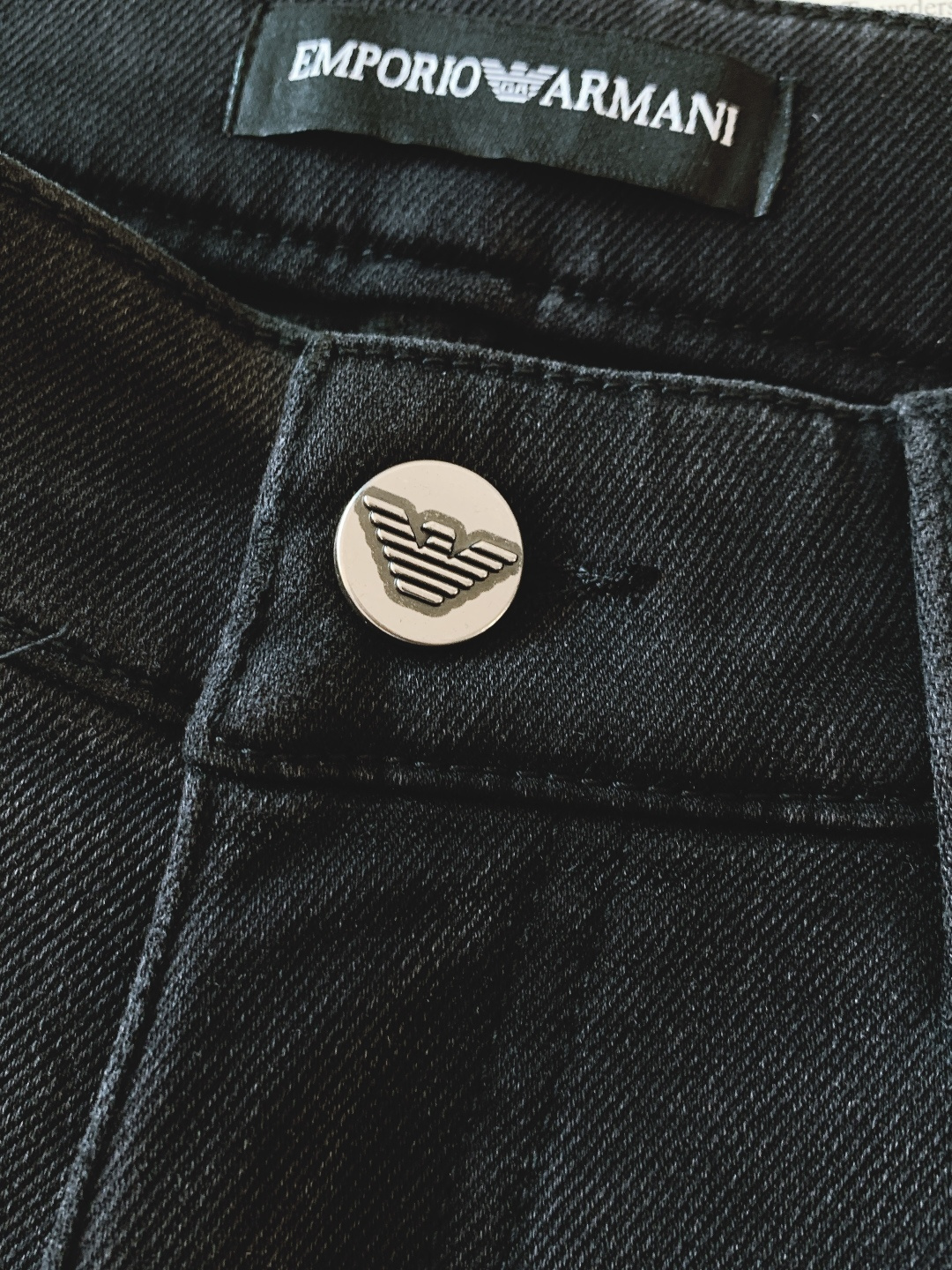 Armani 阿玛尼 2025FW秋冬新品 高级时装感 进口牛仔面料 , 洗水牛仔裤。面料很特殊，超细精