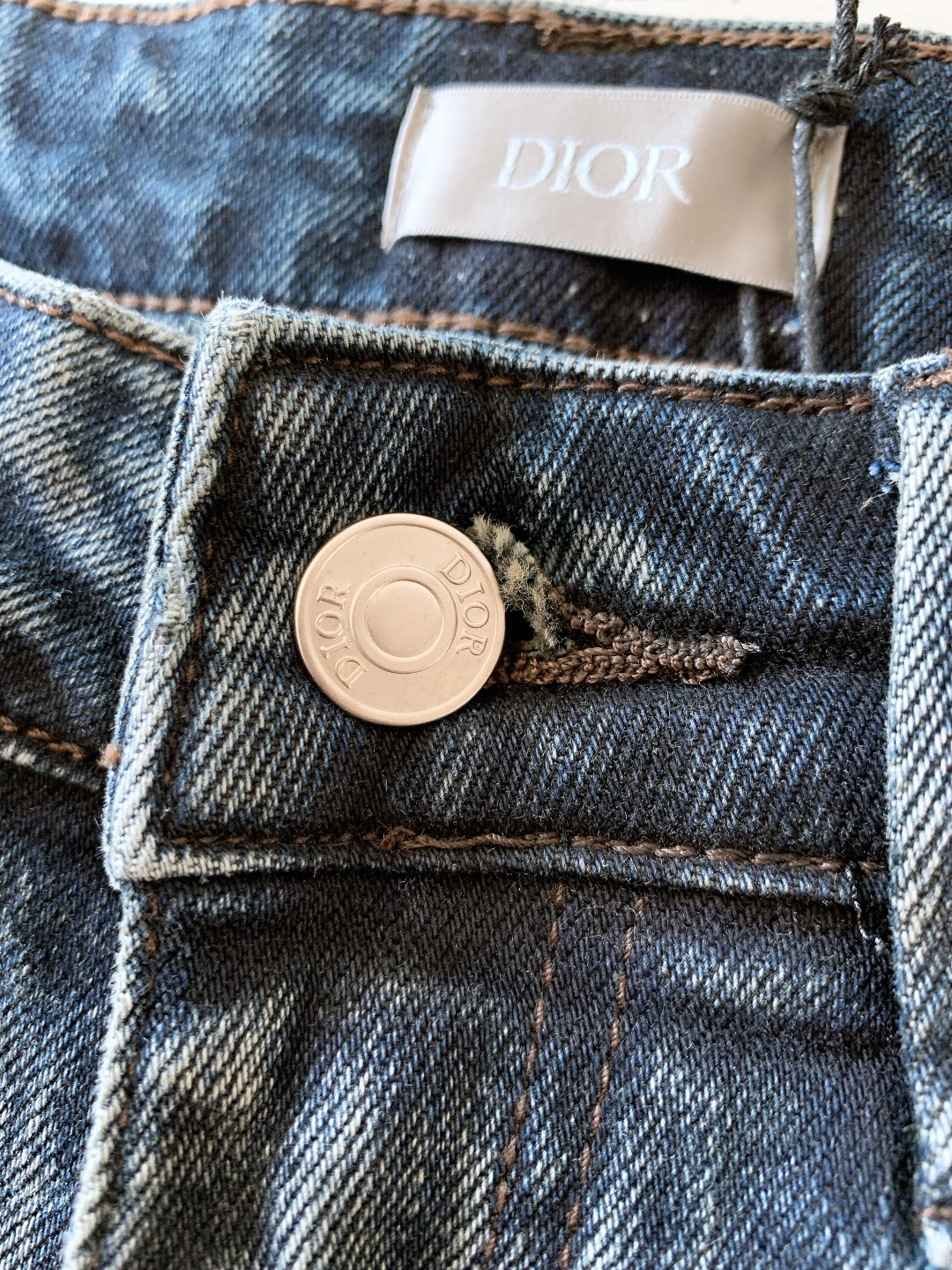 Dior Homme 迪奥·桀傲 2025FW秋冬新品 高级时装感 进口牛仔面料 , 洗水牛仔裤。面料很