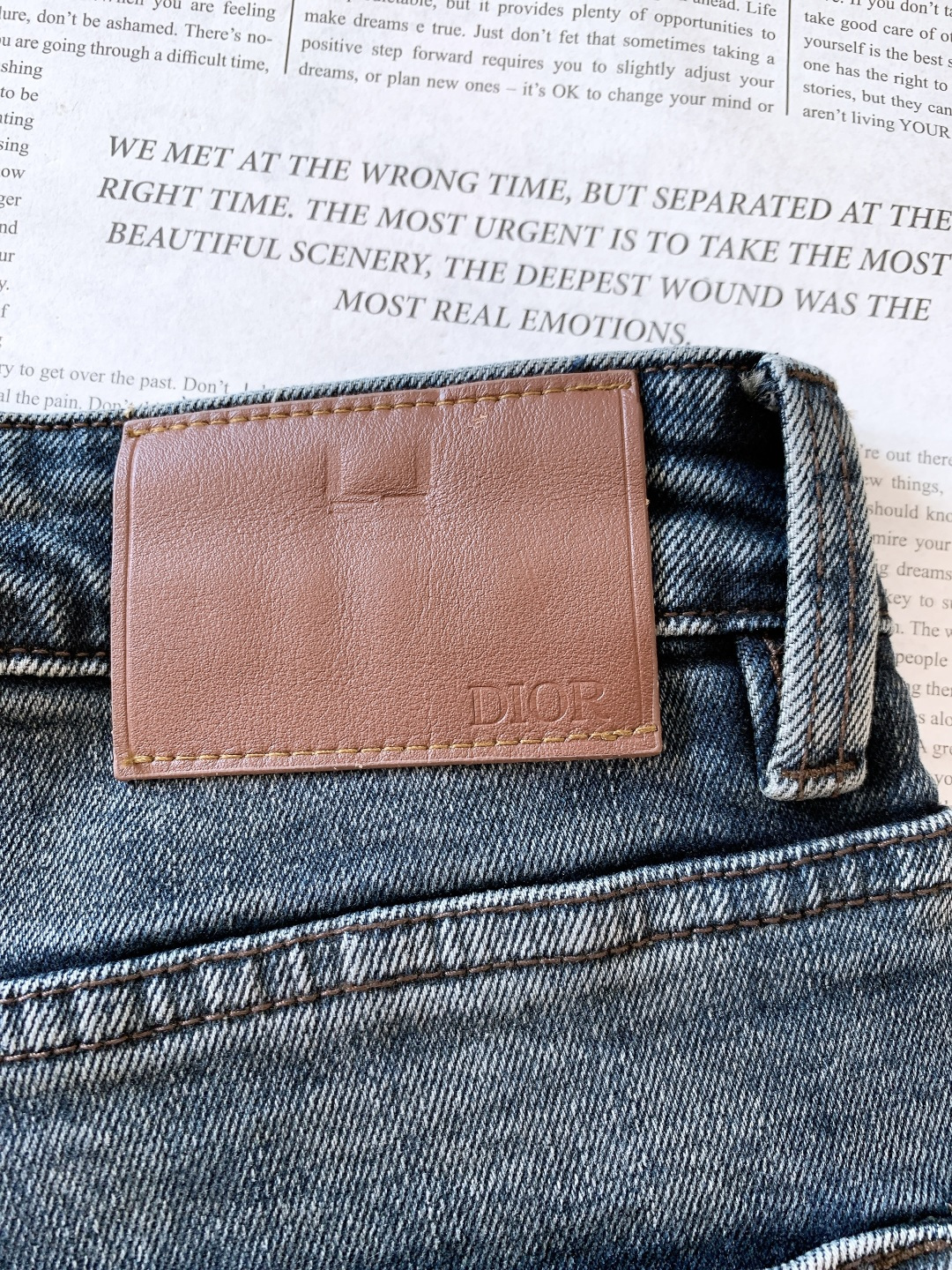 Dior Homme 迪奥·桀傲 2025FW秋冬新品 高级时装感 进口牛仔面料 , 洗水牛仔裤。面料很