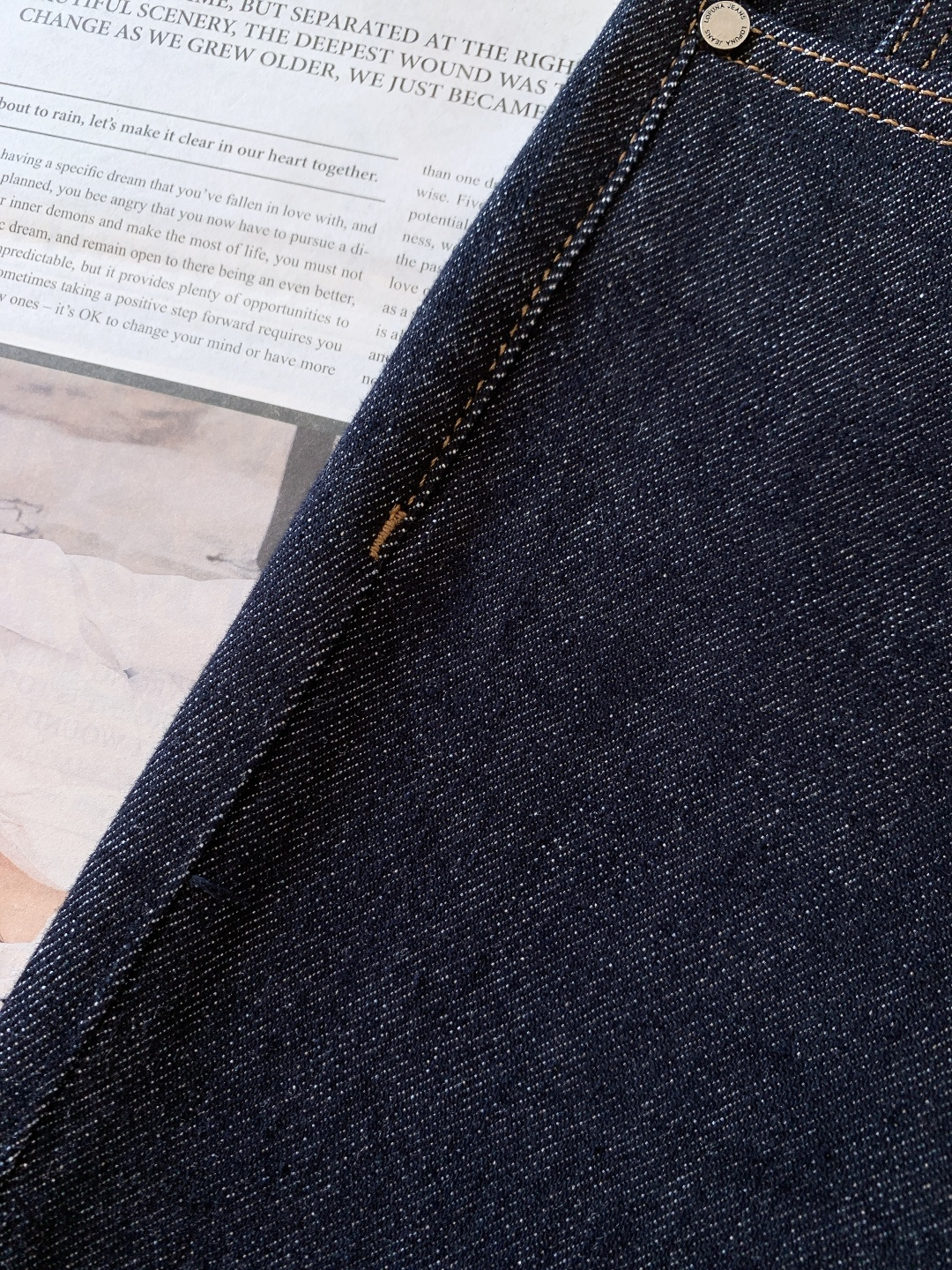 Fendi 芬迪 2025FW秋冬新品 高级时装感，小怪兽系列洗水牛仔裤。面料很特殊，超细精仿棉纱混纺，