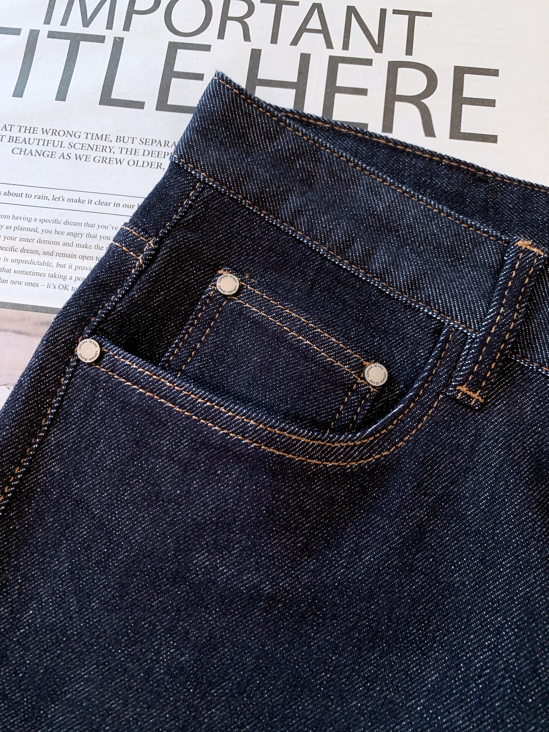 Fendi 芬迪 2025FW秋冬新品 高级时装感，小怪兽系列洗水牛仔裤。面料很特殊，超细精仿棉纱混纺，