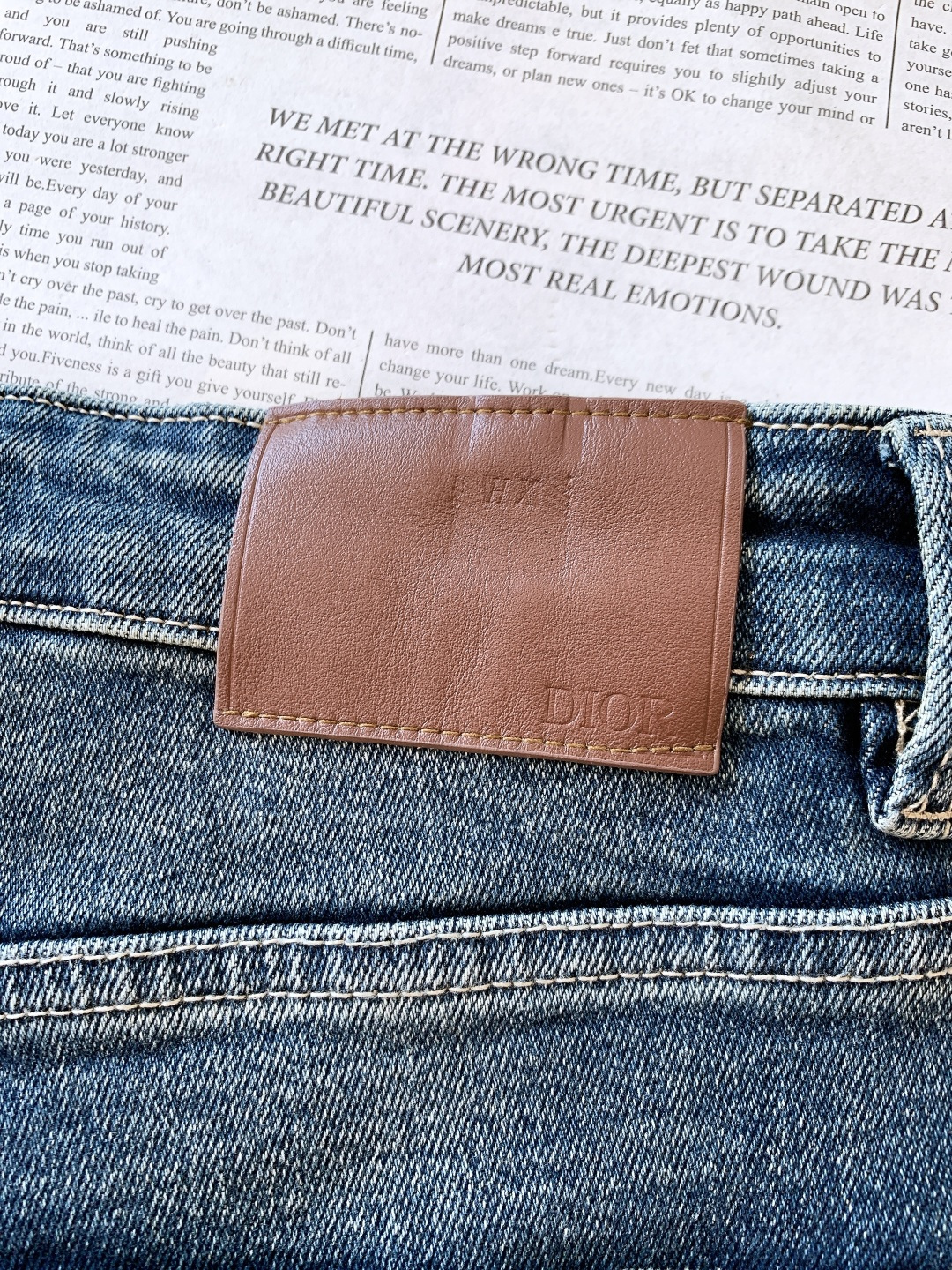 Dior Homme 迪奥·桀傲 2025FW秋冬新品 高级时装感 进口牛仔面料 , 洗水牛仔裤。面料很