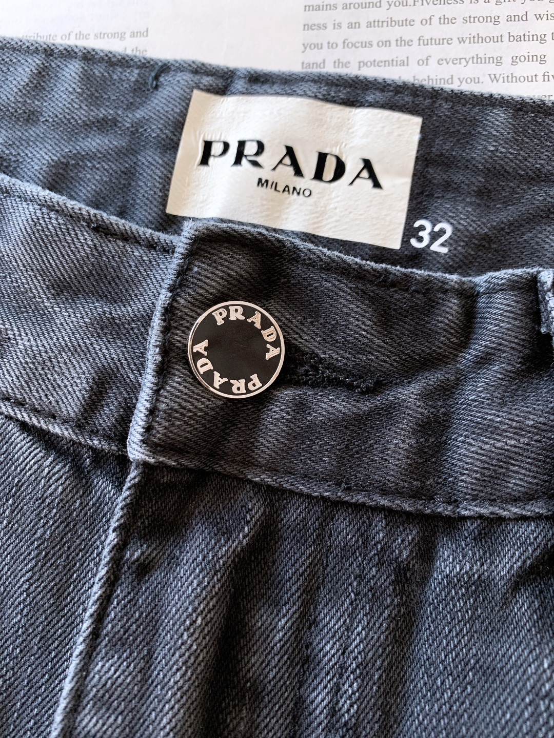 Prada 普拉达 2025FW秋冬新品灰调质感牛仔裤👖当经典丹宁撞上极简审美水洗灰调揉出恰到好处的做旧