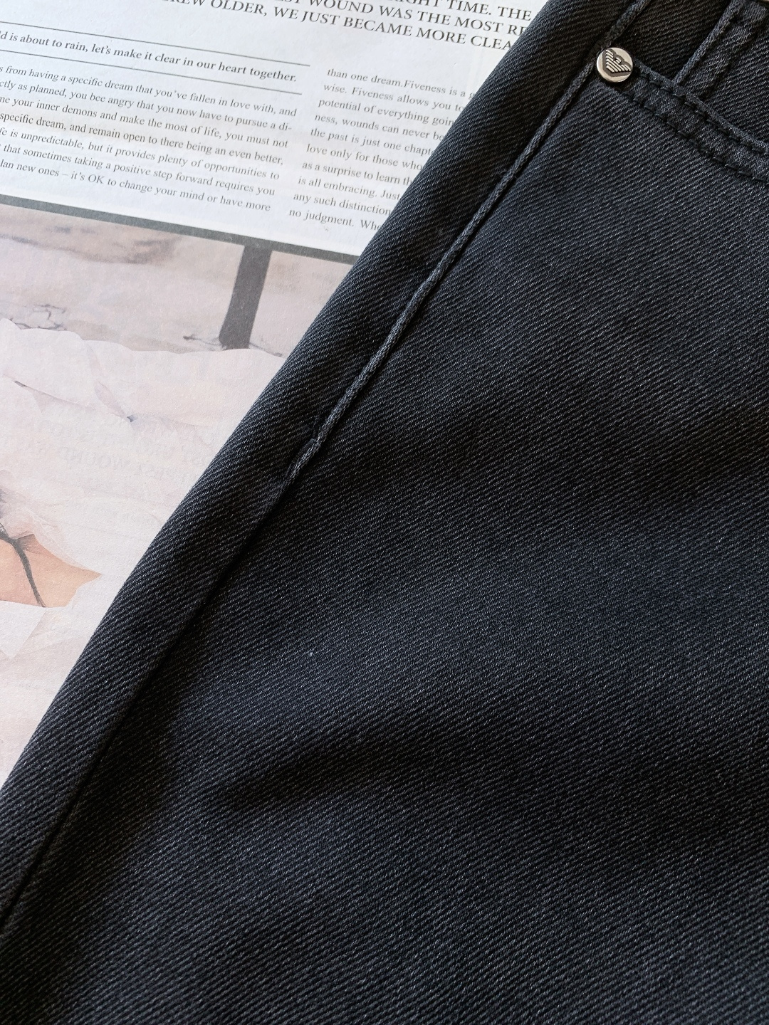 Armani 阿玛尼 2025FW秋冬新品 高级时装感 进口牛仔面料 , 洗水牛仔裤。面料很特殊，超细精