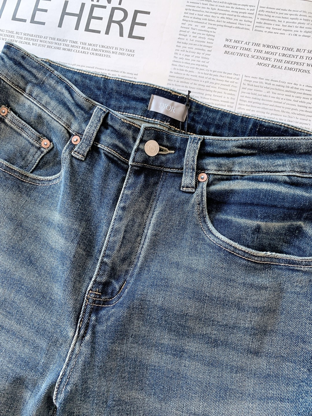 Dior Homme 迪奥·桀傲 2025FW秋冬新品 高级时装感 进口牛仔面料 , 洗水牛仔裤。面料很