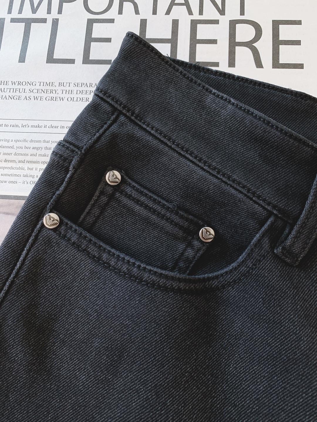 Armani 阿玛尼 2025FW秋冬新品 高级时装感 进口牛仔面料 , 洗水牛仔裤。面料很特殊，超细精