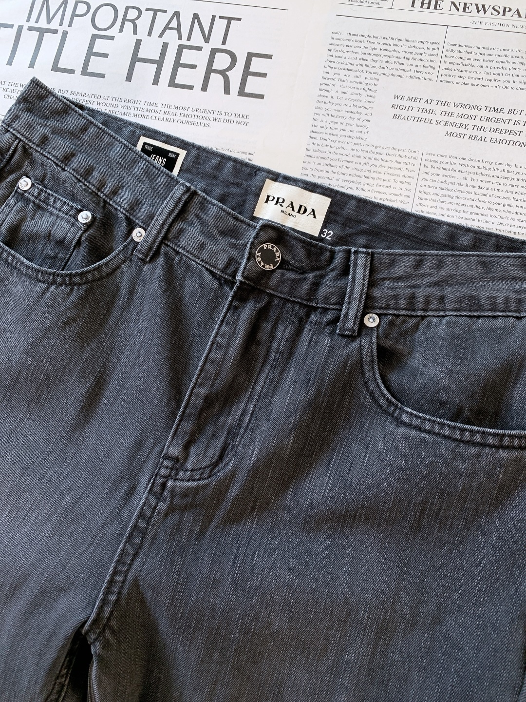 Prada 普拉达 2025FW秋冬新品灰调质感牛仔裤👖当经典丹宁撞上极简审美水洗灰调揉出恰到好处的做旧