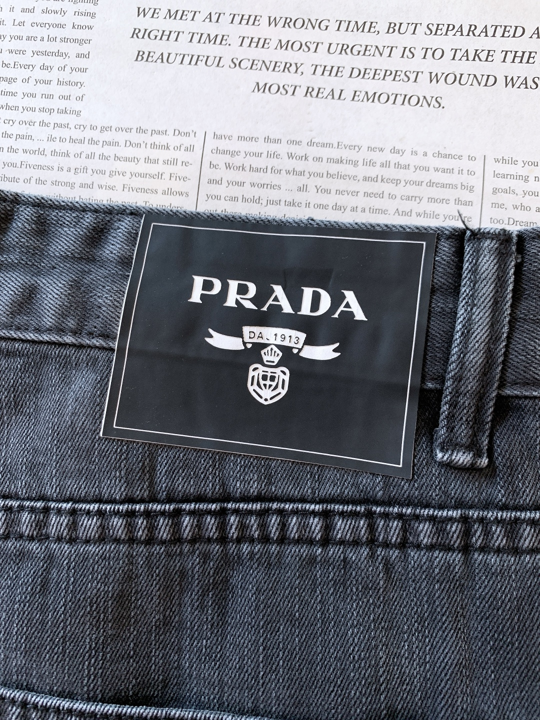 Prada 普拉达 2025FW秋冬新品灰调质感牛仔裤👖当经典丹宁撞上极简审美水洗灰调揉出恰到好处的做旧