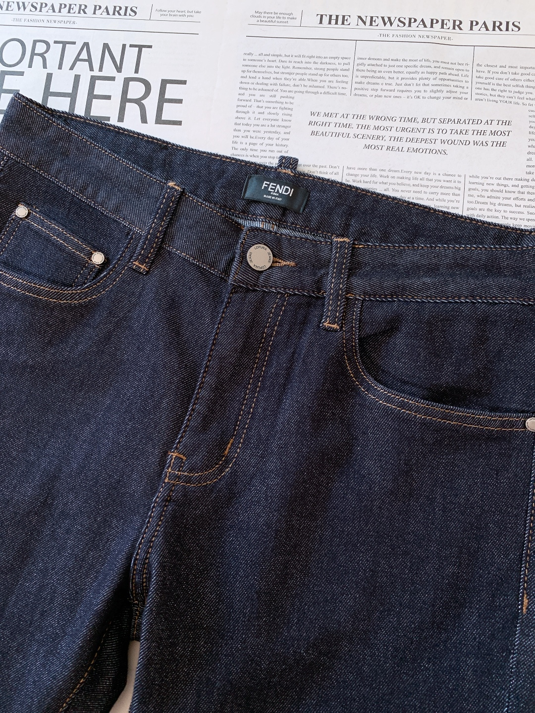 Fendi 芬迪 2025FW秋冬新品 高级时装感，小怪兽系列洗水牛仔裤。面料很特殊，超细精仿棉纱混纺，