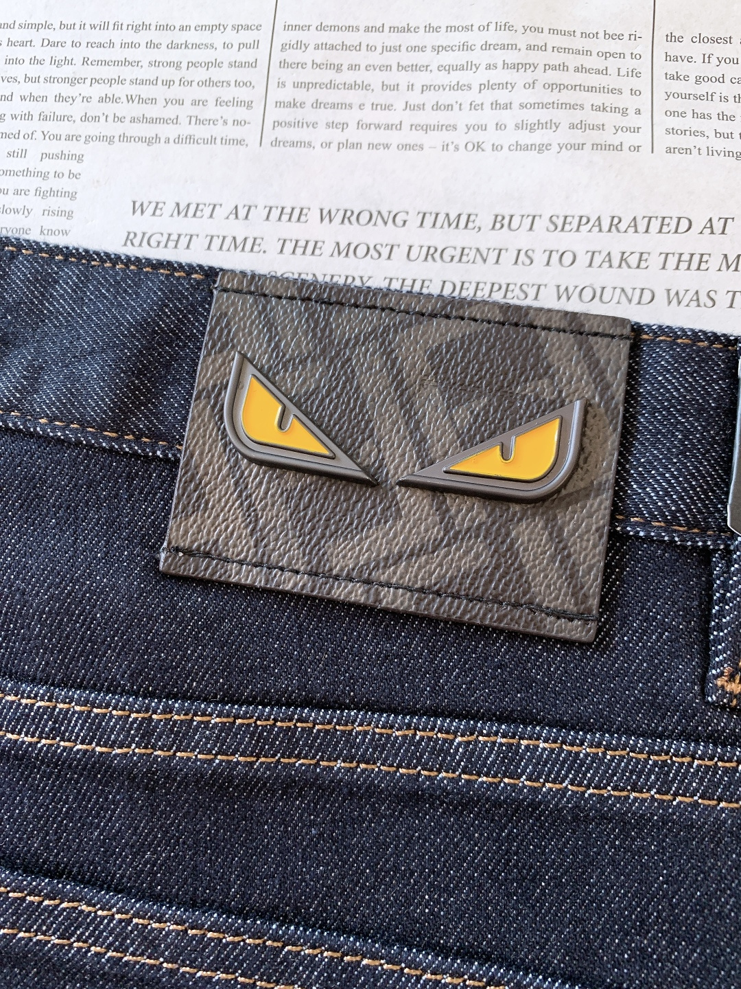 Fendi 芬迪 2025FW秋冬新品 高级时装感，小怪兽系列洗水牛仔裤。面料很特殊，超细精仿棉纱混纺，