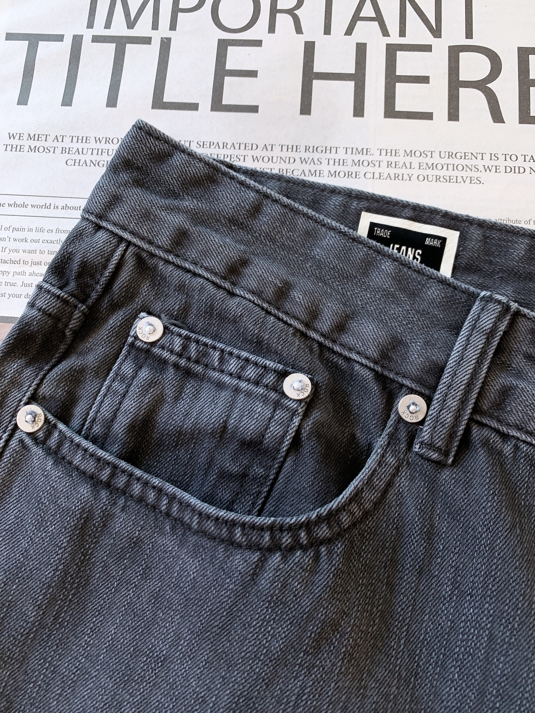 Prada 普拉达 2025FW秋冬新品灰调质感牛仔裤👖当经典丹宁撞上极简审美水洗灰调揉出恰到好处的做旧