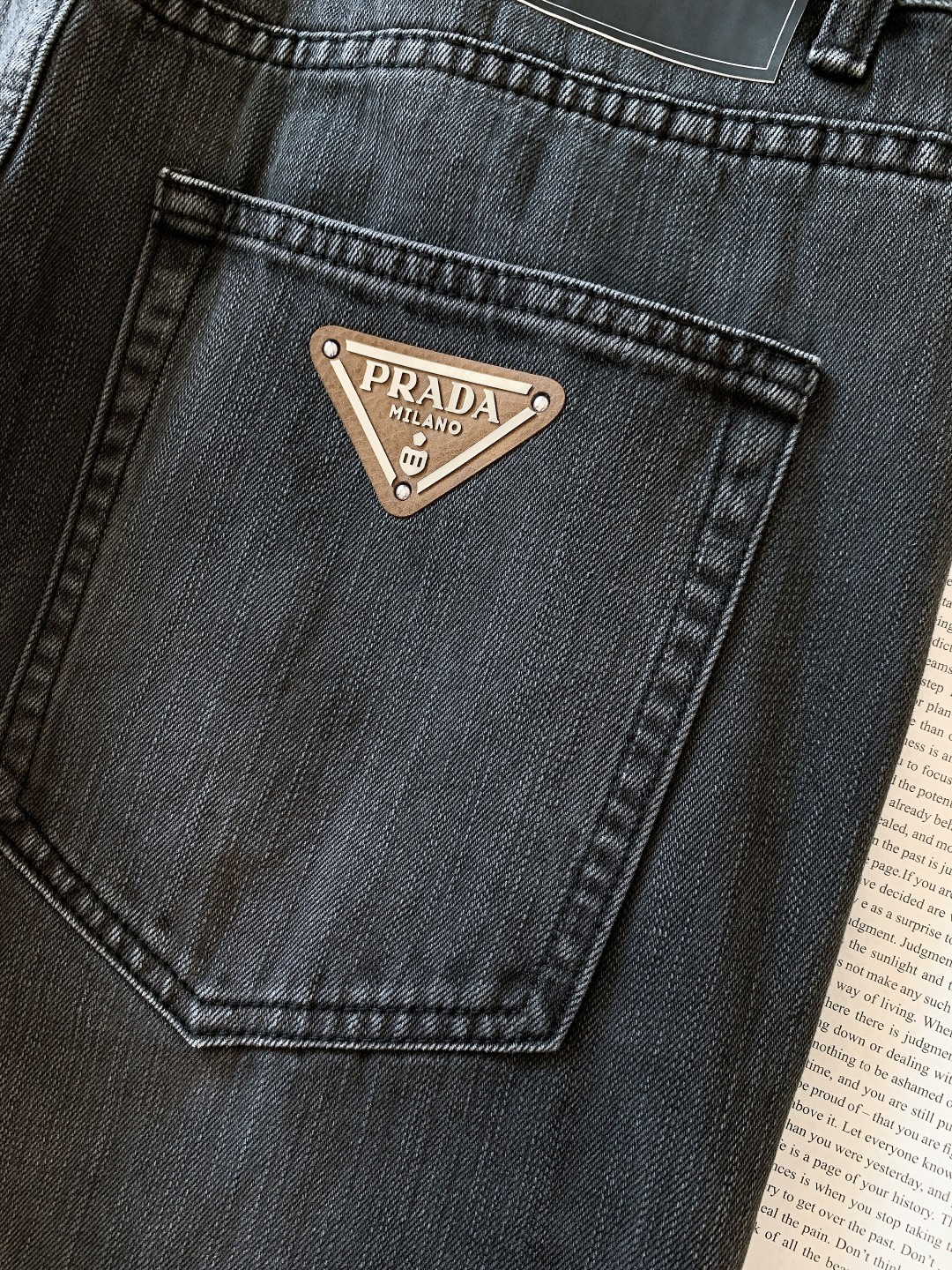 Prada 普拉达 2025FW秋冬新品灰调质感牛仔裤👖当经典丹宁撞上极简审美水洗灰调揉出恰到好处的做旧