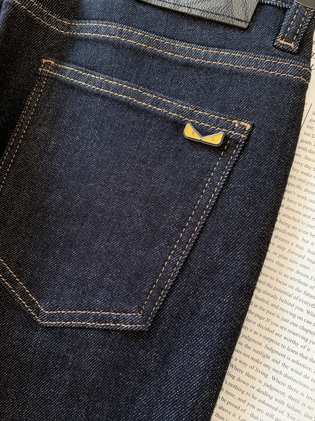 Fendi 芬迪 2025FW秋冬新品 高级时装感，小怪兽系列洗水牛仔裤。面料很特殊，超细精仿棉纱混纺，