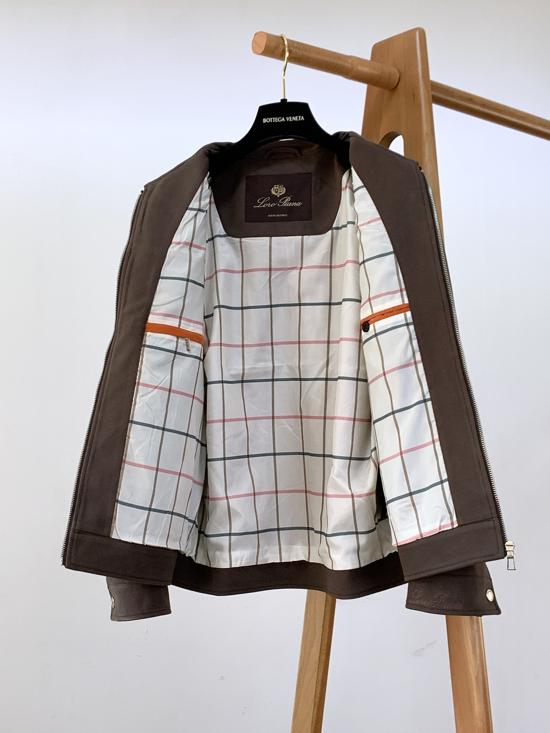 LoroPiana L.P FW秋冬新品lP🆕质感夹克，把“低调奢华”穿在身上。• 面料触感：82%棉+