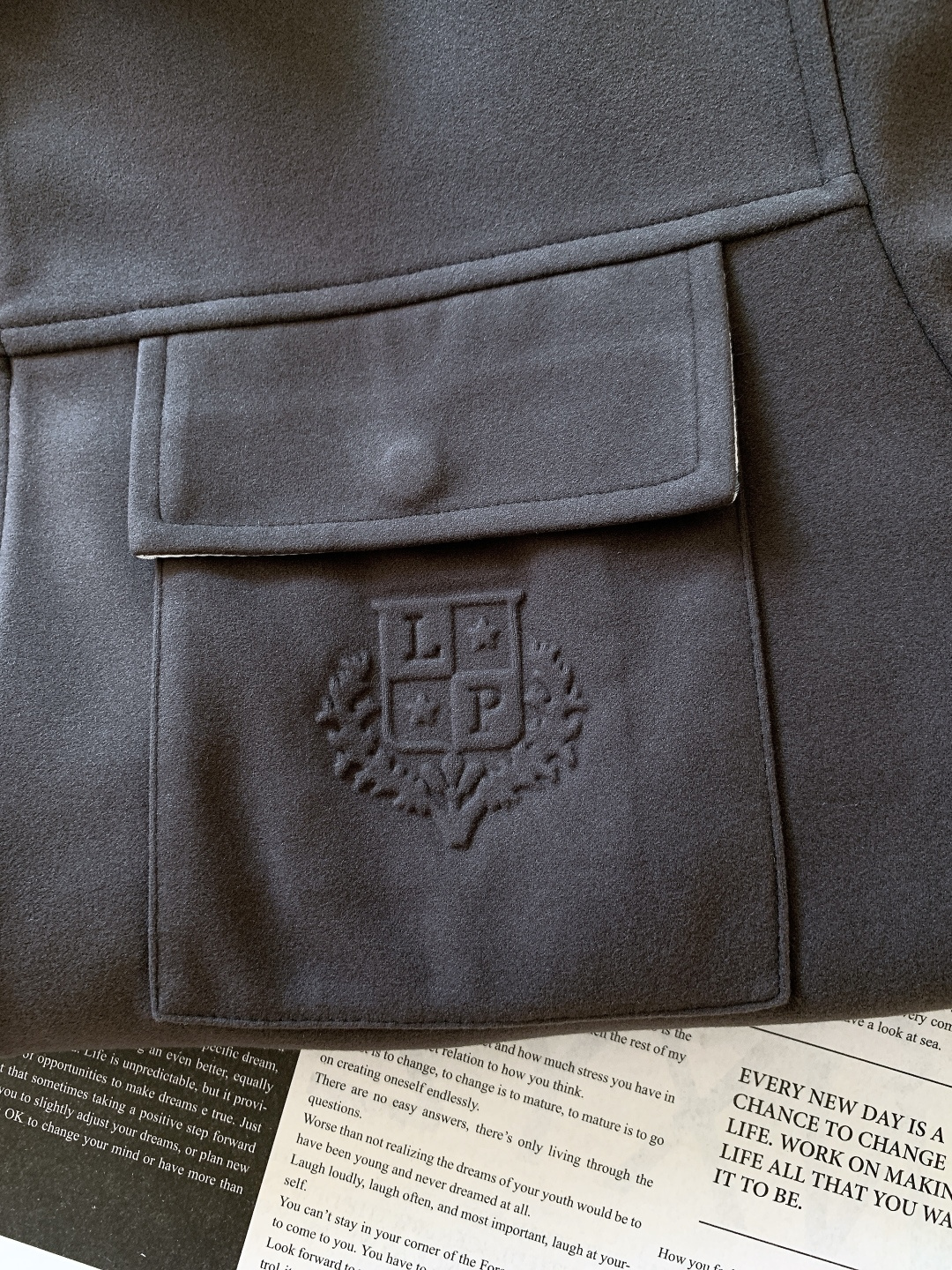 LoroPiana L.P FW秋冬新品lP🆕质感夹克，把“低调奢华”穿在身上。• 面料触感：82%棉+