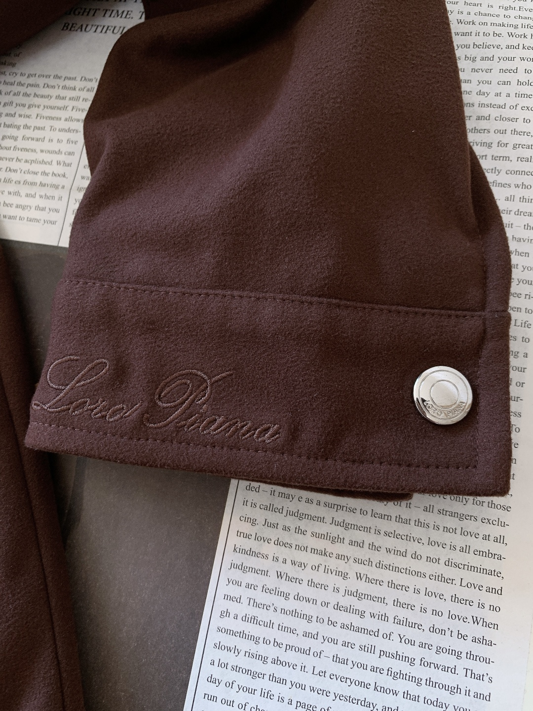 LoroPiana L.P FW秋冬新品lP🆕质感夹克，把“低调奢华”穿在身上。• 面料触感：82%棉+