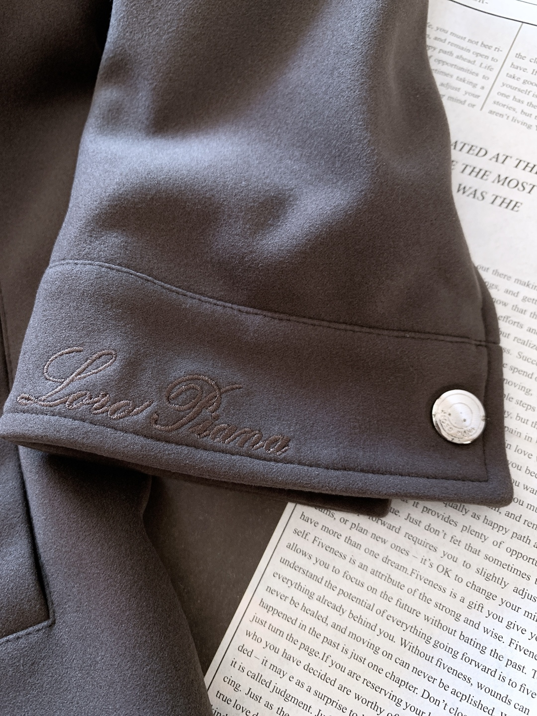 LoroPiana L.P FW秋冬新品lP🆕质感夹克，把“低调奢华”穿在身上。• 面料触感：82%棉+