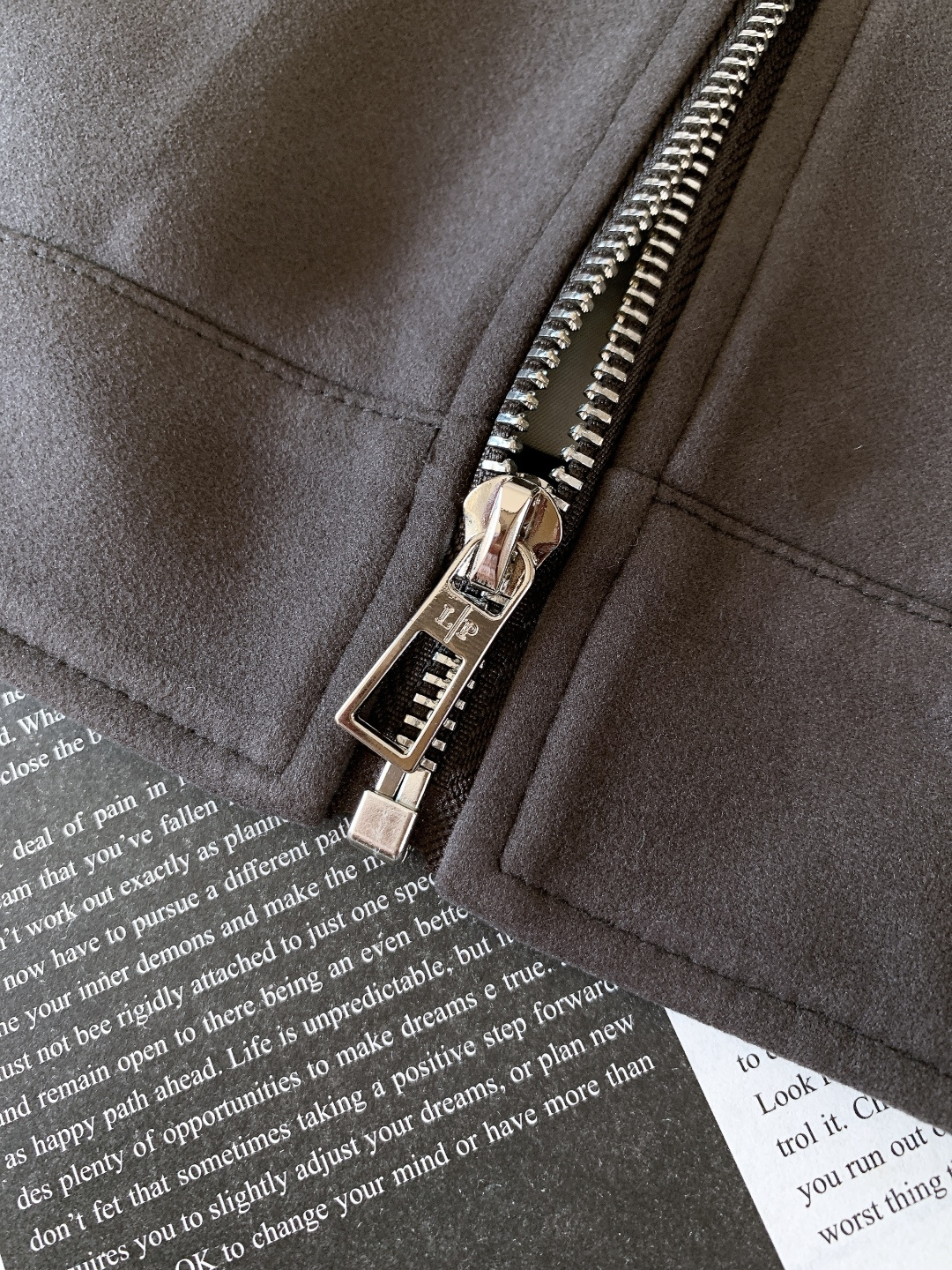 LoroPiana L.P FW秋冬新品lP🆕质感夹克，把“低调奢华”穿在身上。• 面料触感：82%棉+