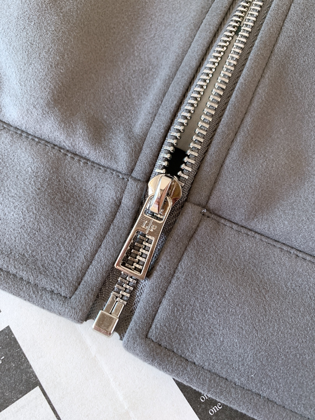 LoroPiana L.P FW秋冬新品lP🆕质感夹克，把“低调奢华”穿在身上。• 面料触感：82%棉+