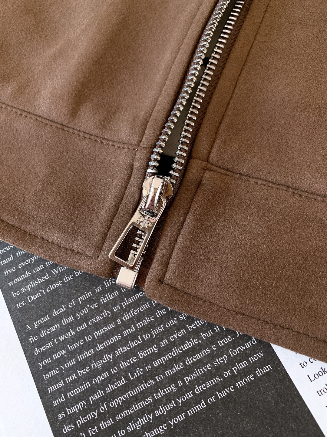 LoroPiana L.P FW秋冬新品lP🆕质感夹克，把“低调奢华”穿在身上。• 面料触感：82%棉+