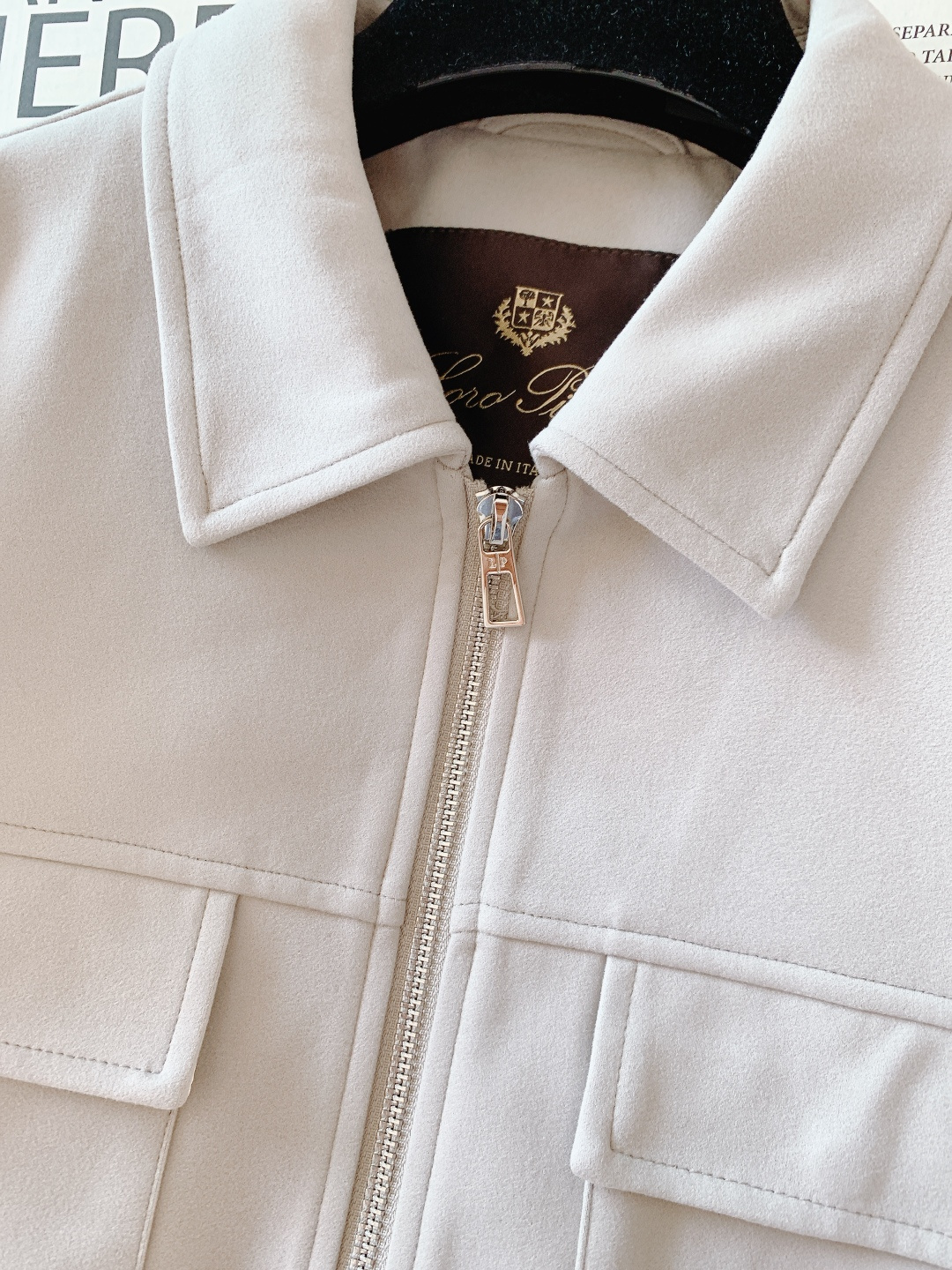 LoroPiana L.P FW秋冬新品lP🆕质感夹克，把“低调奢华”穿在身上。• 面料触感：82%棉+