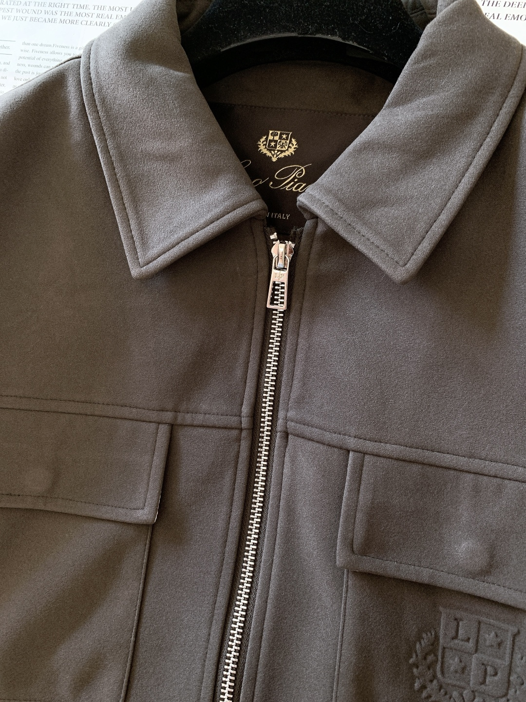 LoroPiana L.P FW秋冬新品lP🆕质感夹克，把“低调奢华”穿在身上。• 面料触感：82%棉+