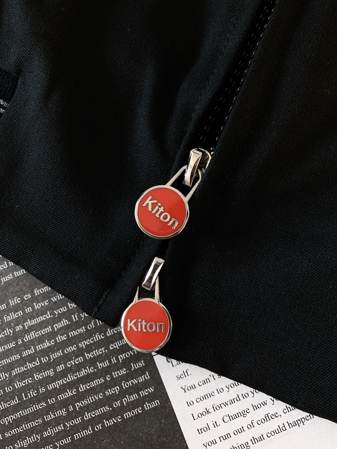 Kiton 奇顿 2025FW秋冬新品 可拆卸连帽外套。连帽内侧采用灰色针织面料，与外层棕调肌理面料形成