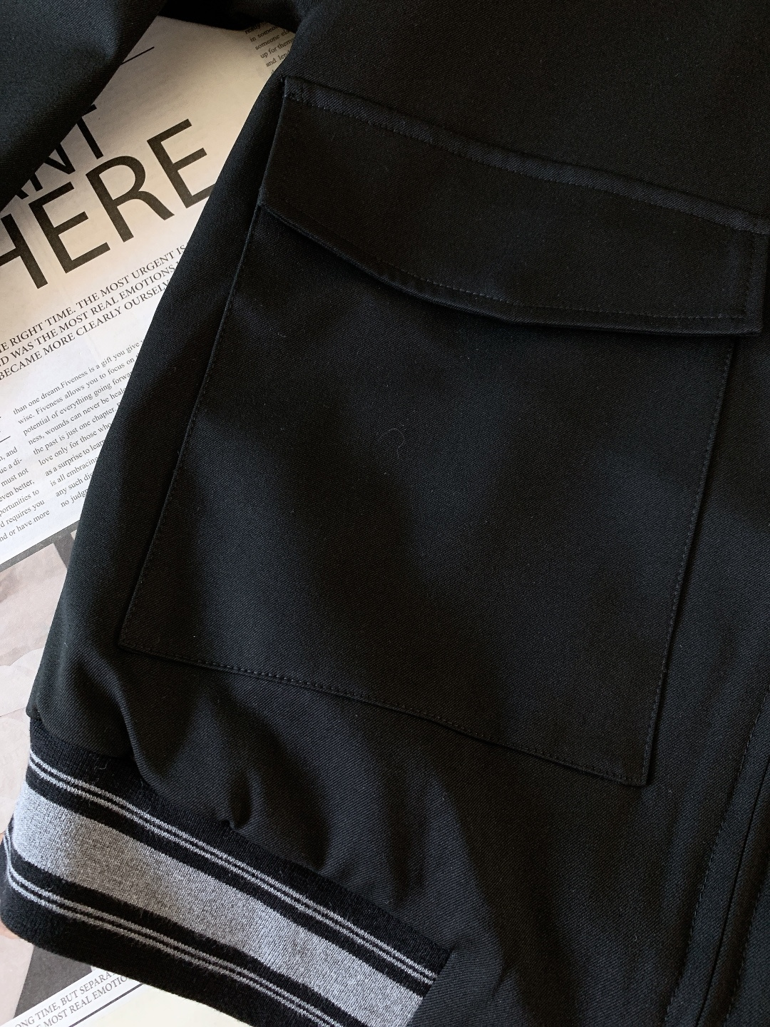 Kiton 奇顿 2025FW秋冬新品 可拆卸连帽外套。连帽内侧采用灰色针织面料，与外层棕调肌理面料形成