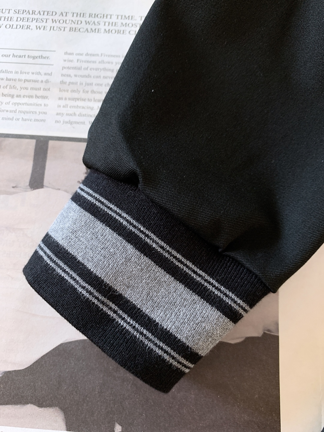 Kiton 奇顿 2025FW秋冬新品 可拆卸连帽外套。连帽内侧采用灰色针织面料，与外层棕调肌理面料形成