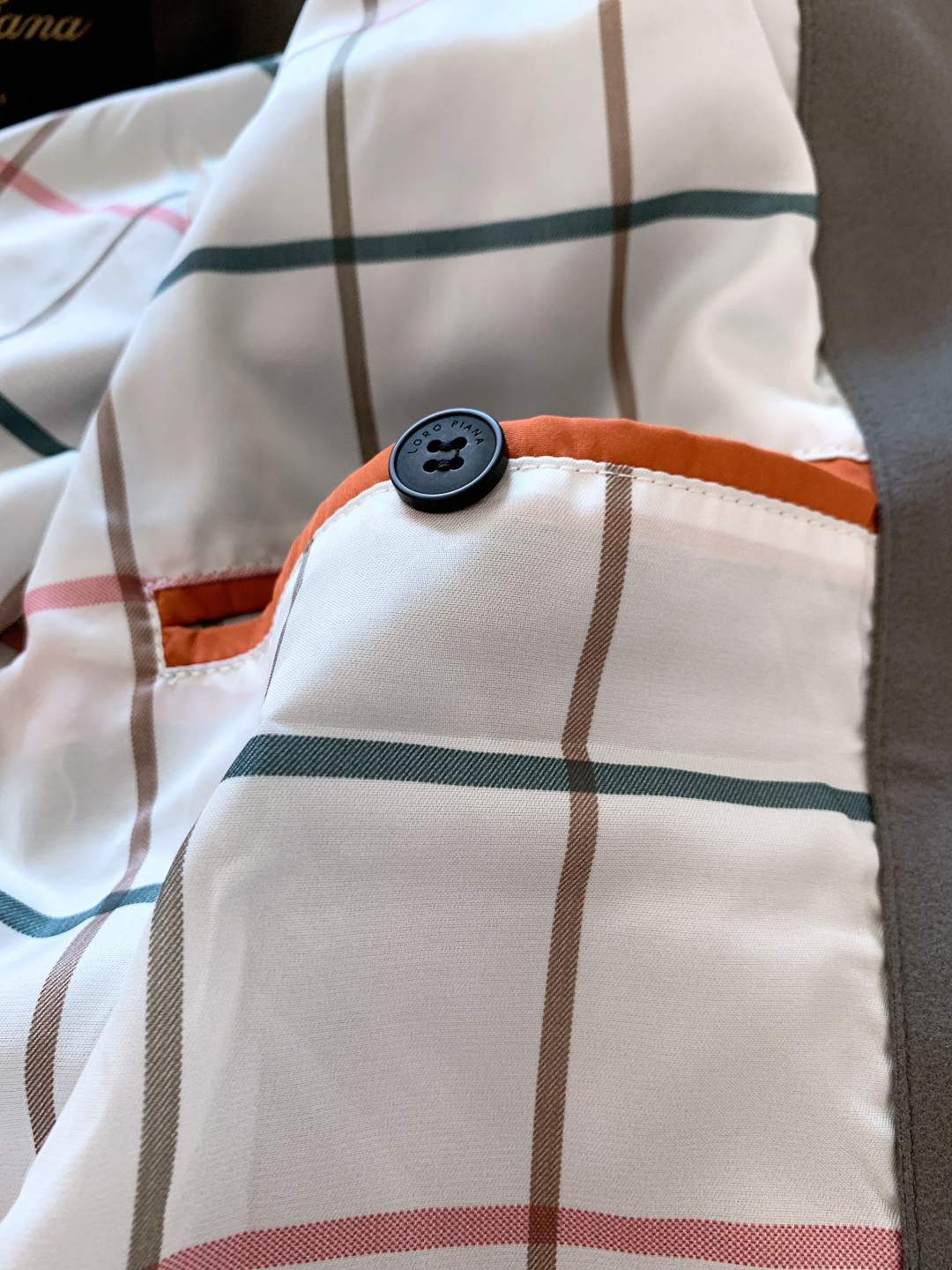 LoroPiana L.P FW秋冬新品lP🆕质感夹克，把“低调奢华”穿在身上。• 面料触感：82%棉+