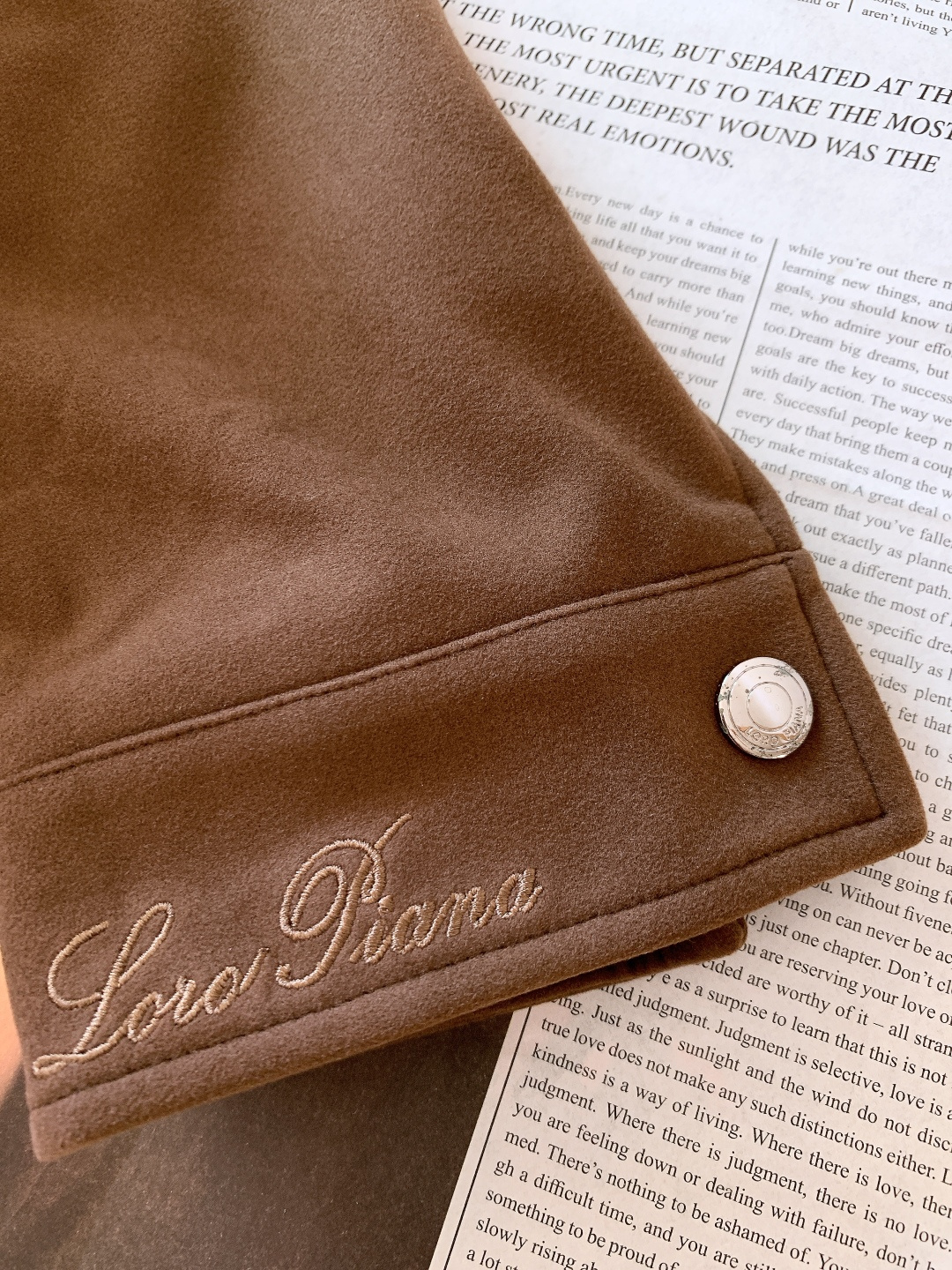 LoroPiana L.P FW秋冬新品lP🆕质感夹克，把“低调奢华”穿在身上。• 面料触感：82%棉+