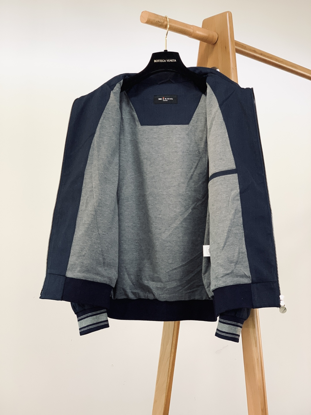 Kiton 奇顿 2025FW秋冬新品 可拆卸连帽外套。连帽内侧采用灰色针织面料，与外层棕调肌理面料形成