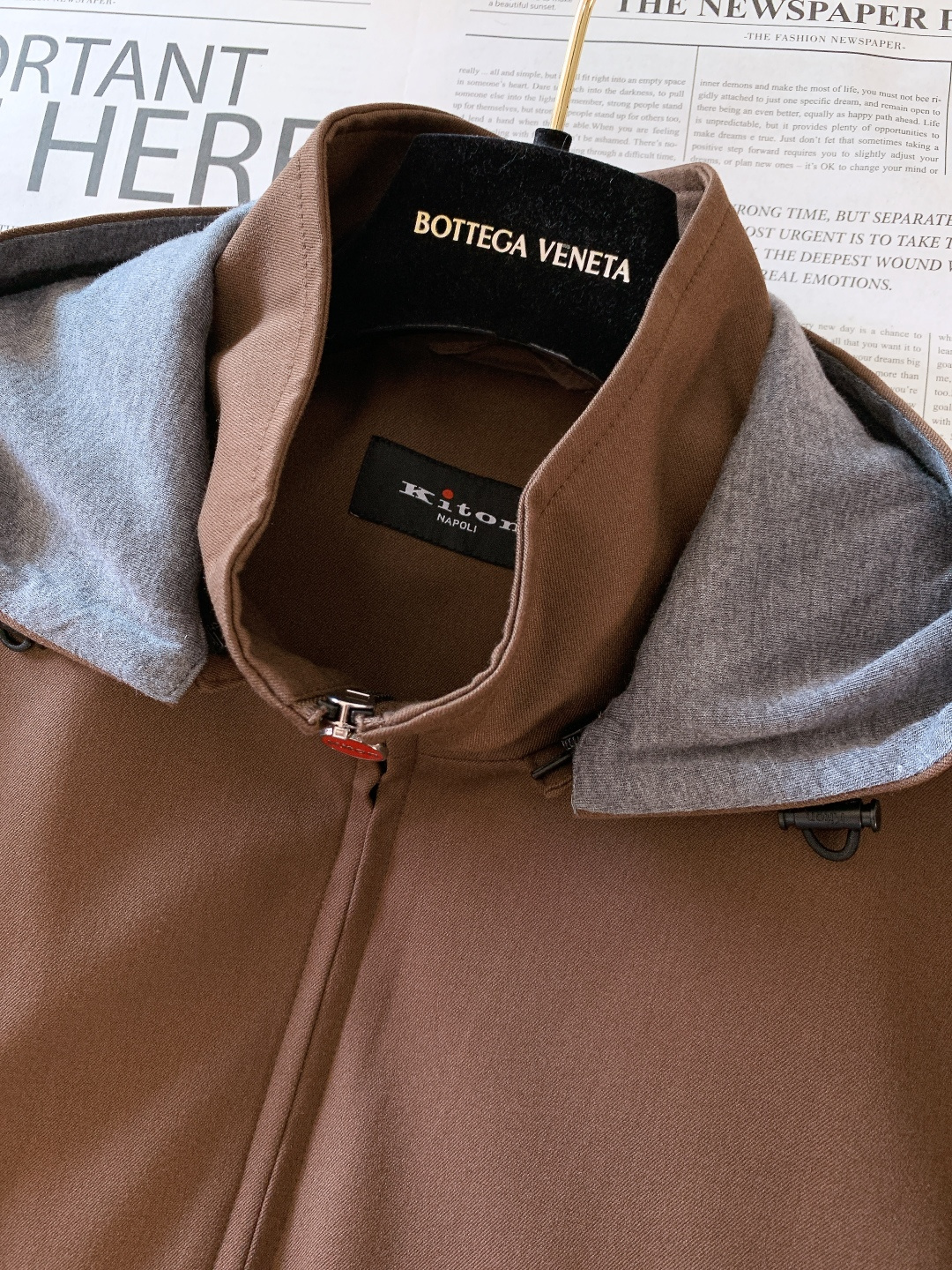 Kiton 奇顿 2025FW秋冬新品 可拆卸连帽外套。连帽内侧采用灰色针织面料，与外层棕调肌理面料形成