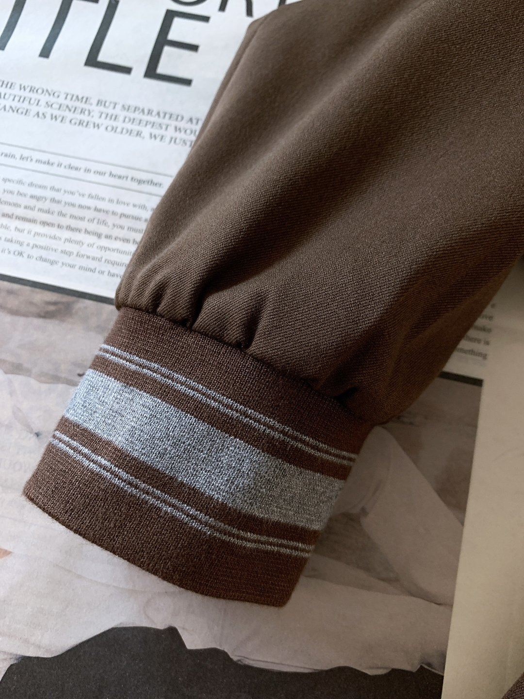 Kiton 奇顿 2025FW秋冬新品 可拆卸连帽外套。连帽内侧采用灰色针织面料，与外层棕调肌理面料形成