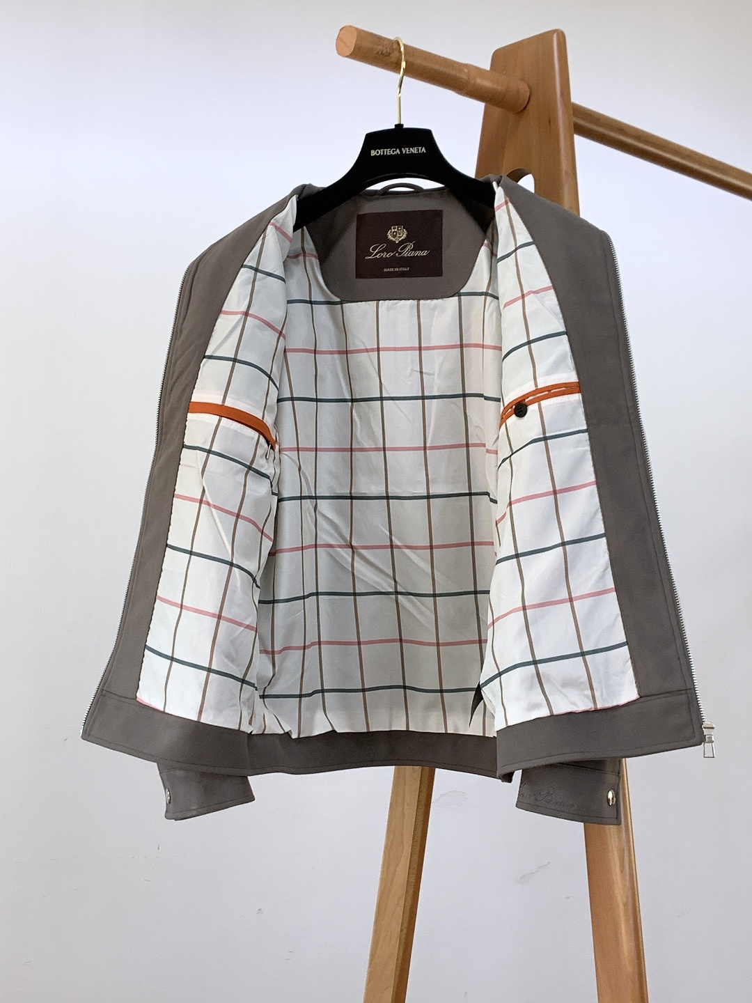 LoroPiana L.P FW秋冬新品lP🆕质感夹克，把“低调奢华”穿在身上。• 面料触感：82%棉+