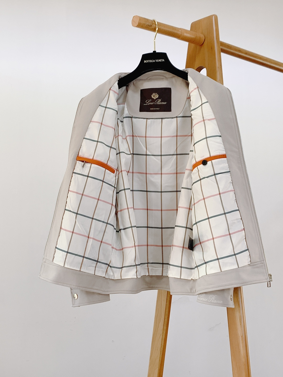 LoroPiana L.P FW秋冬新品lP🆕质感夹克，把“低调奢华”穿在身上。• 面料触感：82%棉+