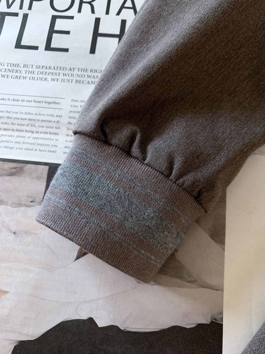 Kiton 奇顿 2025FW秋冬新品 可拆卸连帽外套。连帽内侧采用灰色针织面料，与外层棕调肌理面料形成