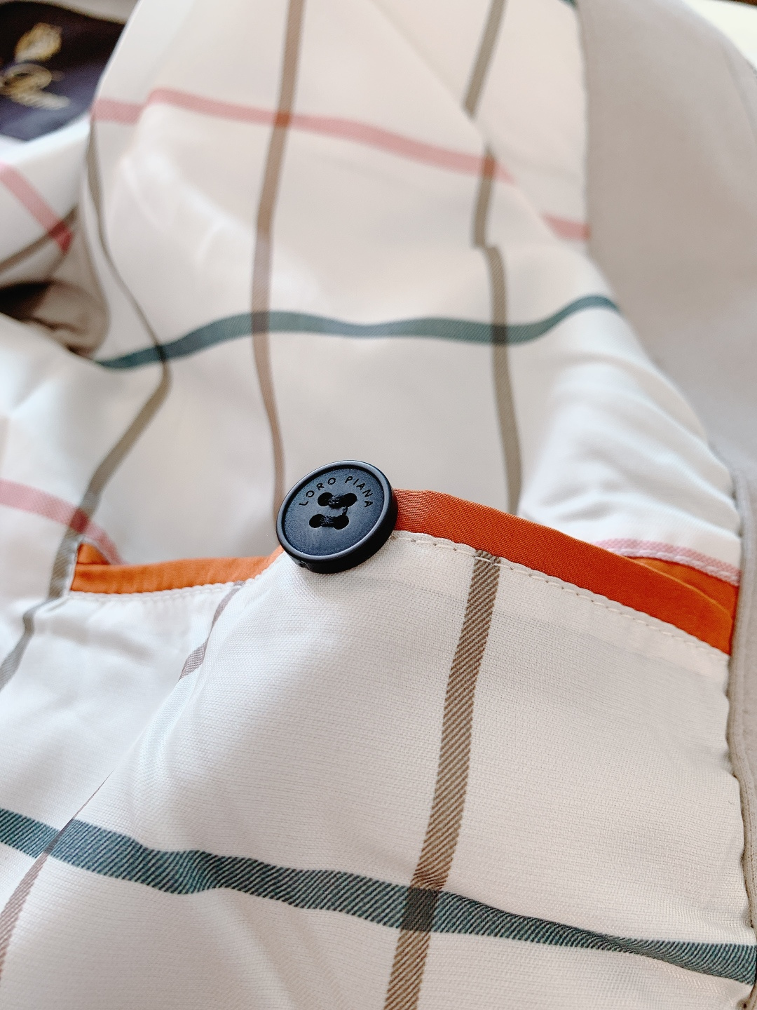 LoroPiana L.P FW秋冬新品lP🆕质感夹克，把“低调奢华”穿在身上。• 面料触感：82%棉+