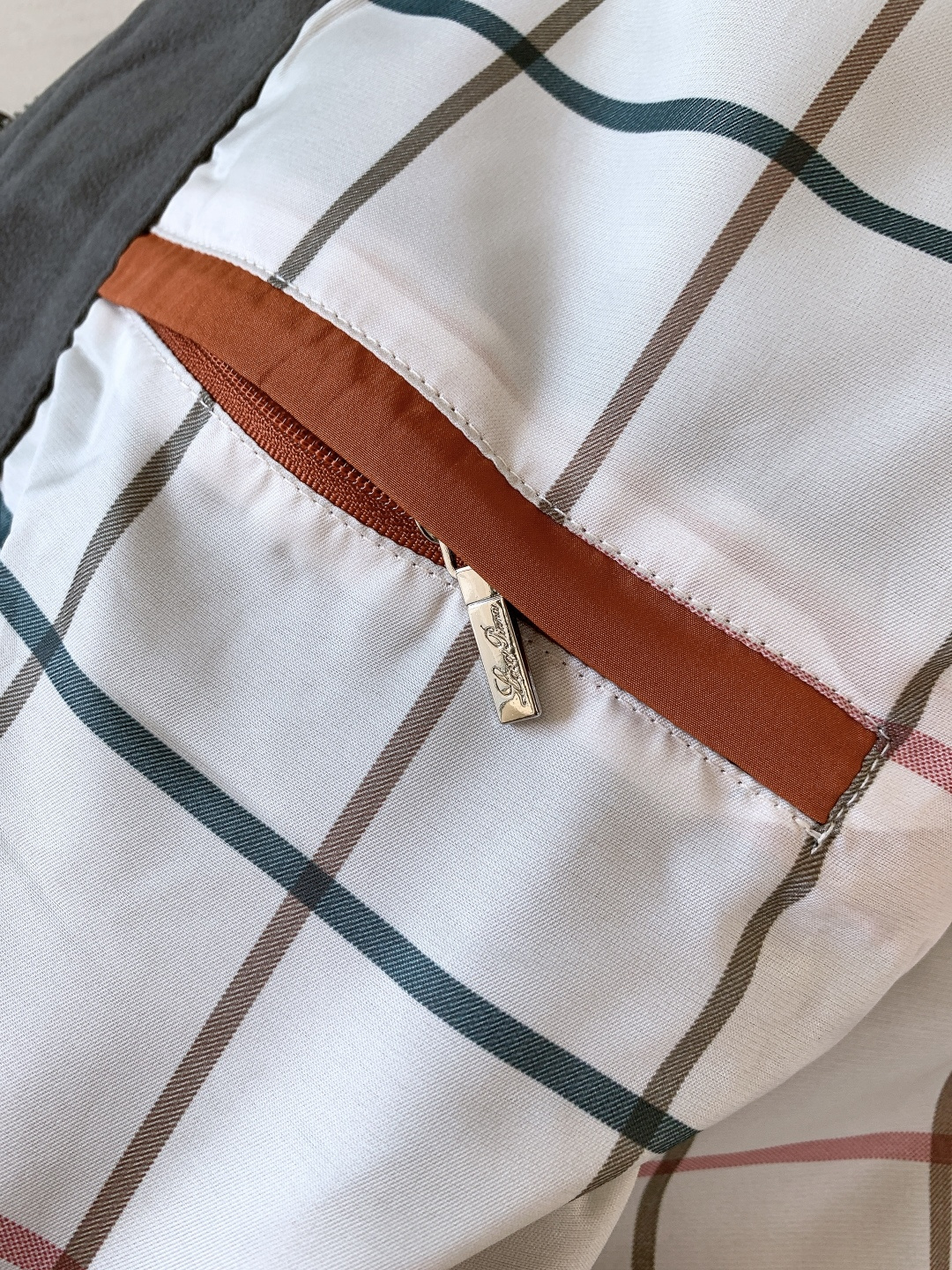 LoroPiana L.P FW秋冬新品lP🆕质感夹克，把“低调奢华”穿在身上。• 面料触感：82%棉+