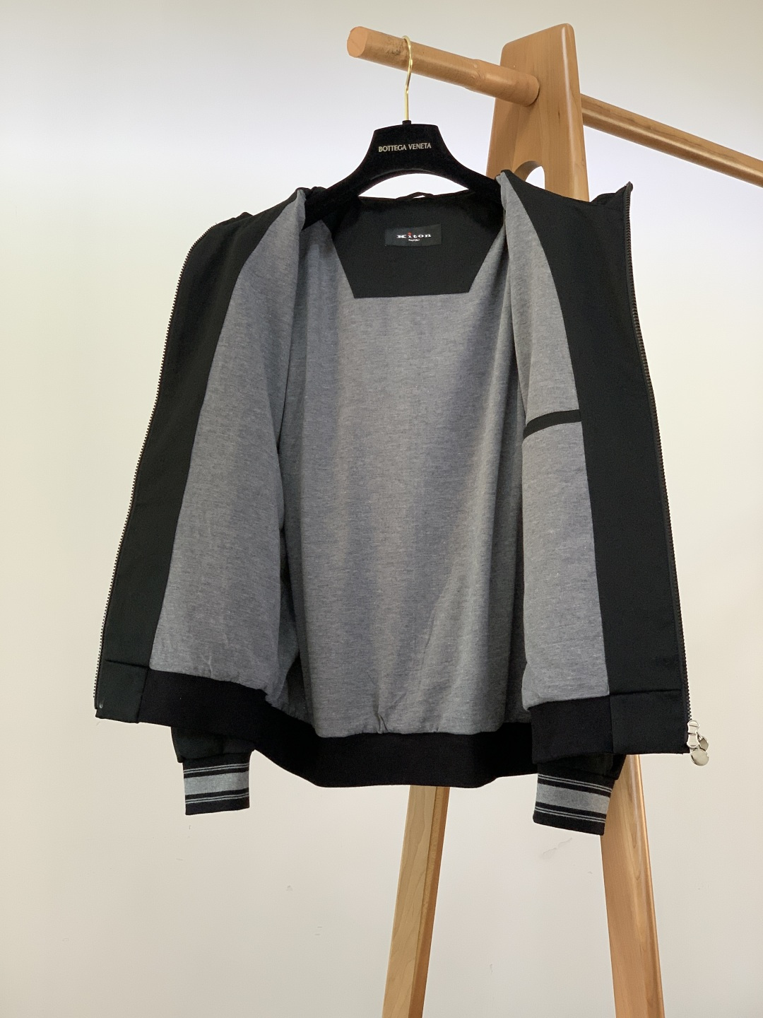 Kiton 奇顿 2025FW秋冬新品 可拆卸连帽外套。连帽内侧采用灰色针织面料，与外层棕调肌理面料形成