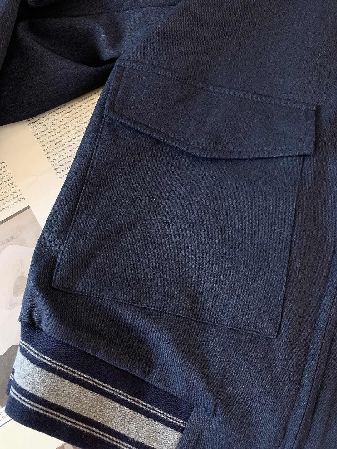 Kiton 奇顿 2025FW秋冬新品 可拆卸连帽外套。连帽内侧采用灰色针织面料，与外层棕调肌理面料形成