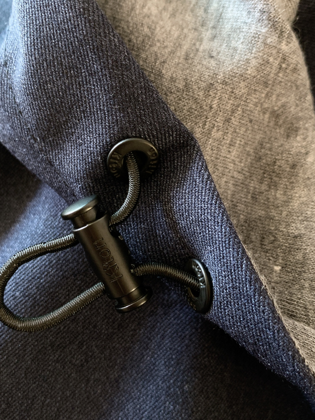 Kiton 奇顿 2025FW秋冬新品 可拆卸连帽外套。连帽内侧采用灰色针织面料，与外层棕调肌理面料形成