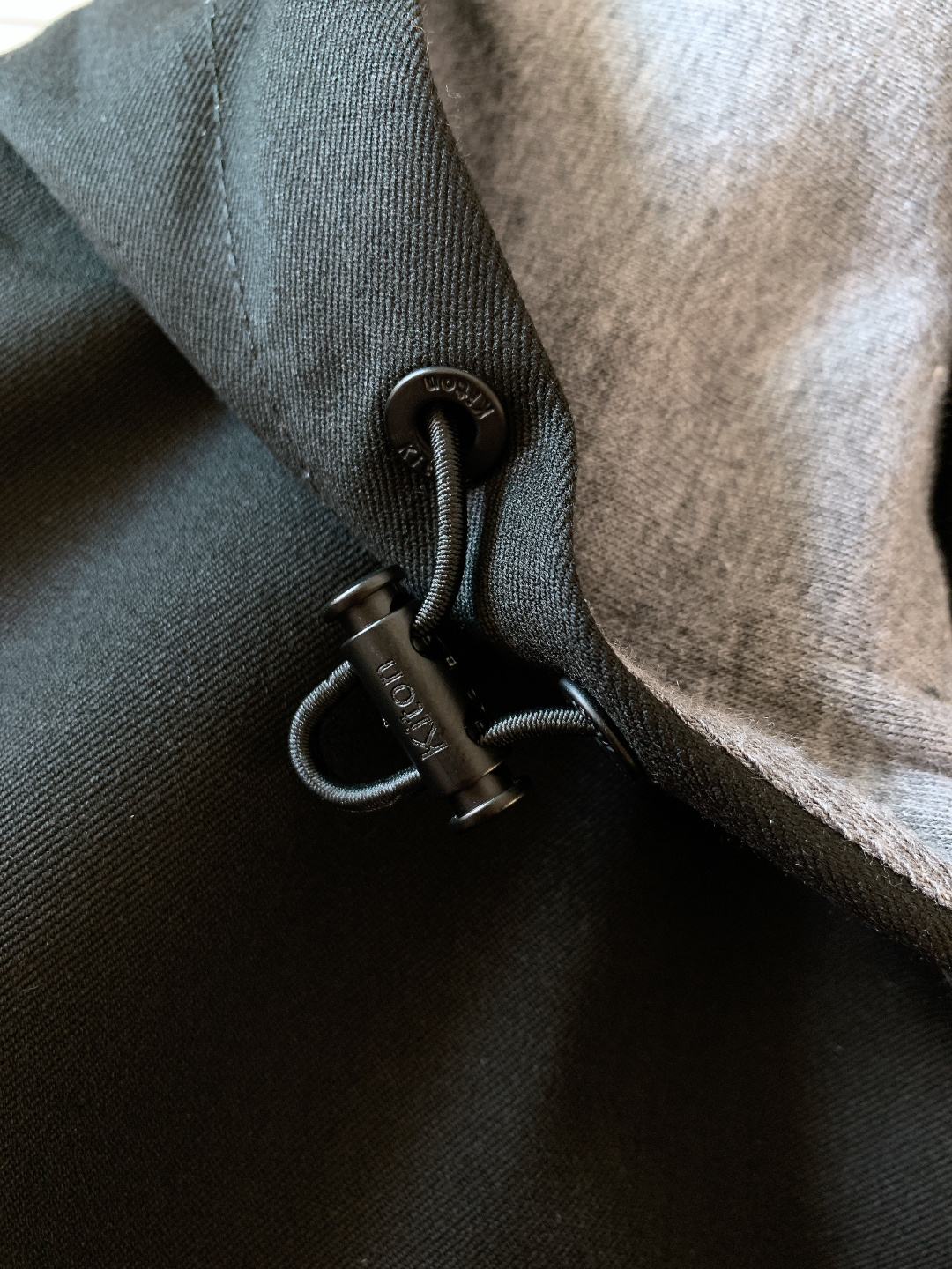 Kiton 奇顿 2025FW秋冬新品 可拆卸连帽外套。连帽内侧采用灰色针织面料，与外层棕调肌理面料形成