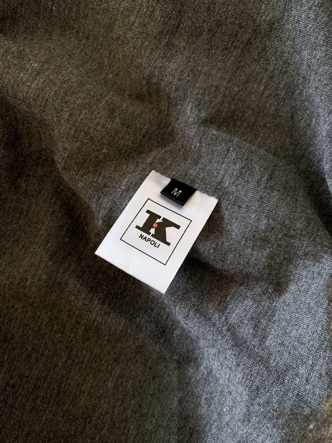 Kiton 奇顿 2025FW秋冬新品 可拆卸连帽外套。连帽内侧采用灰色针织面料，与外层棕调肌理面料形成