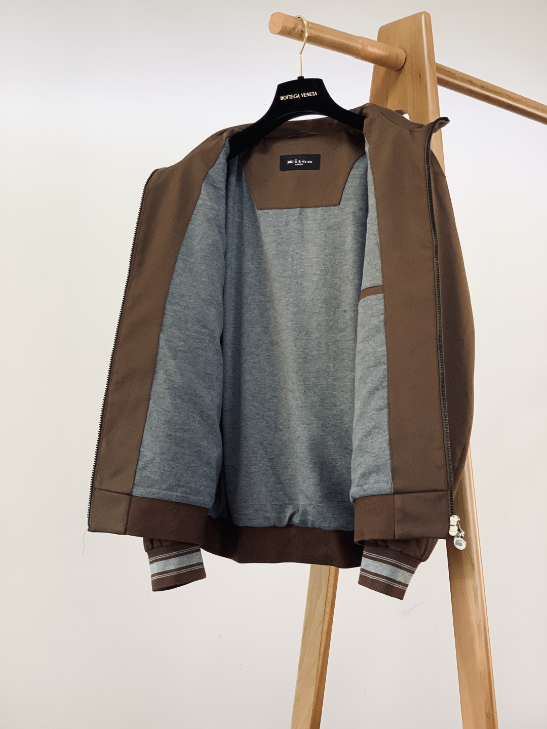 Kiton 奇顿 2025FW秋冬新品 可拆卸连帽外套。连帽内侧采用灰色针织面料，与外层棕调肌理面料形成