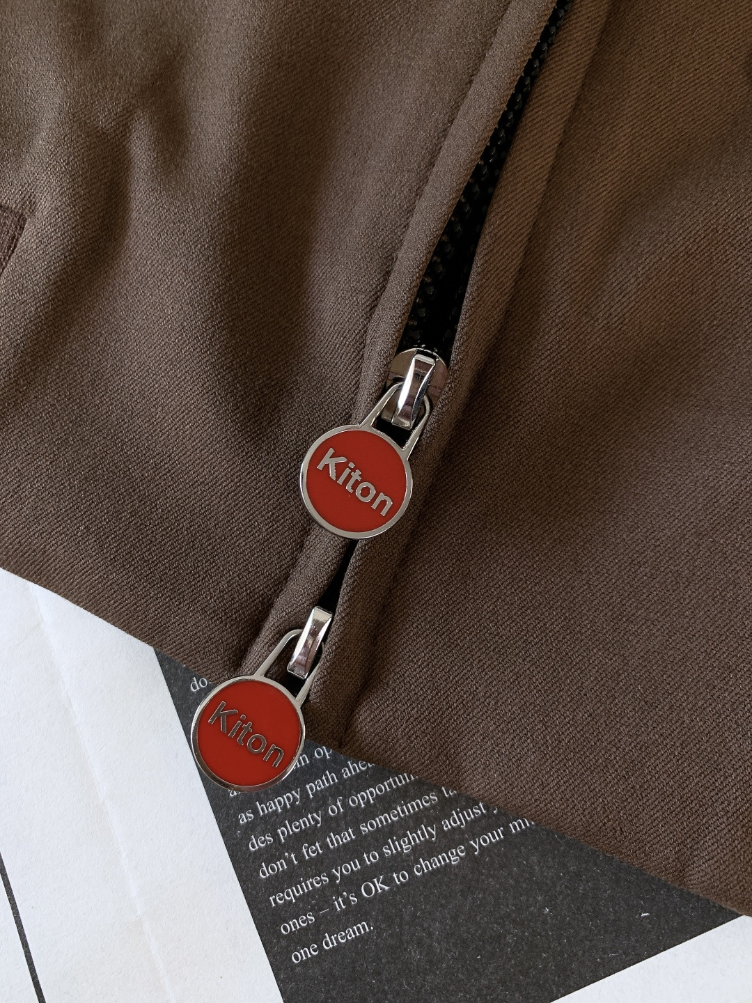 Kiton 奇顿 2025FW秋冬新品 可拆卸连帽外套。连帽内侧采用灰色针织面料，与外层棕调肌理面料形成