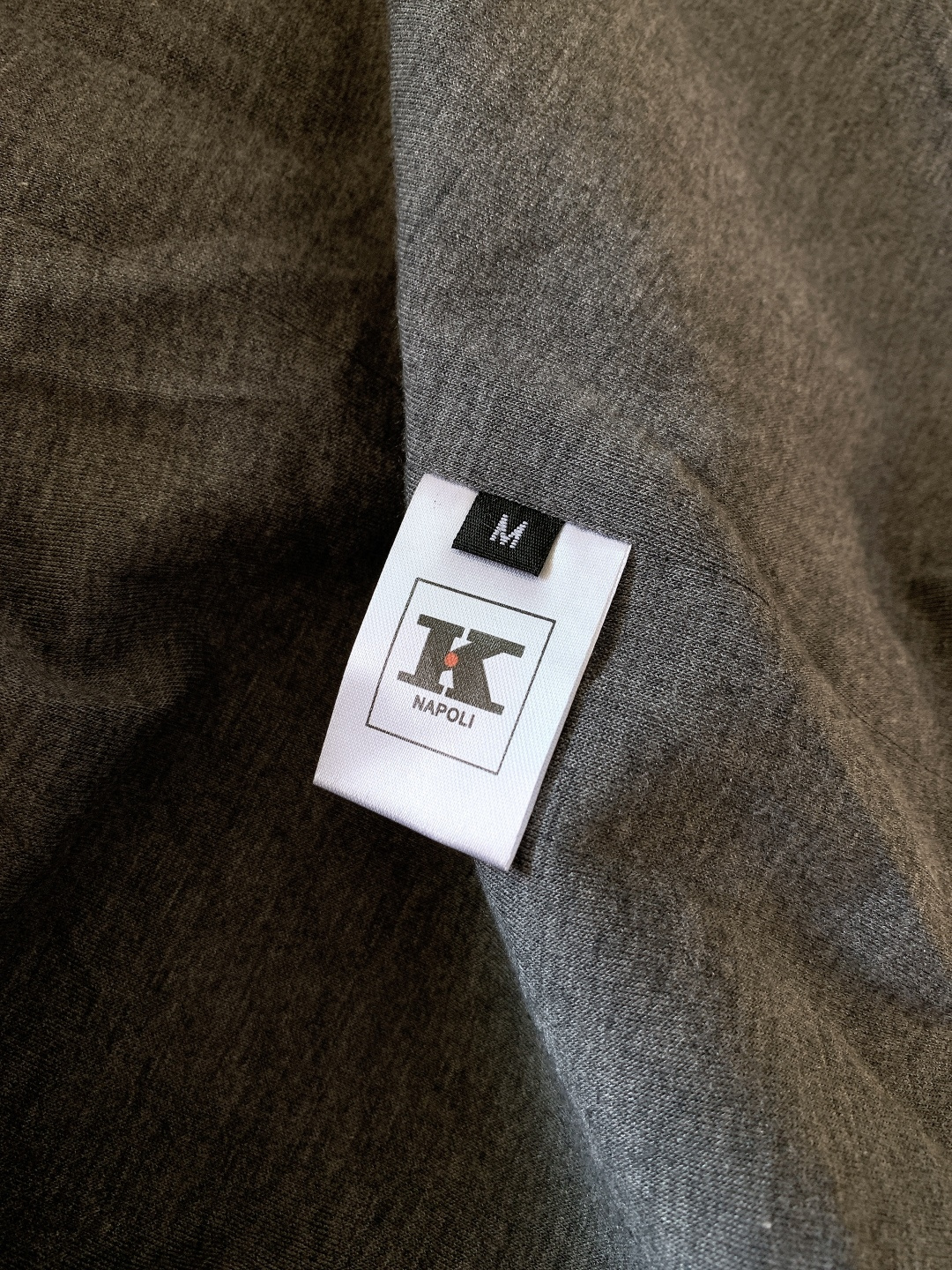 Kiton 奇顿 2025FW秋冬新品 可拆卸连帽外套。连帽内侧采用灰色针织面料，与外层棕调肌理面料形成