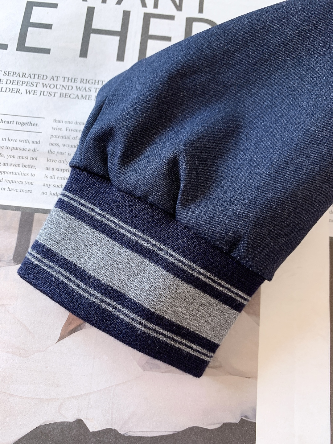 Kiton 奇顿 2025FW秋冬新品 可拆卸连帽外套。连帽内侧采用灰色针织面料，与外层棕调肌理面料形成