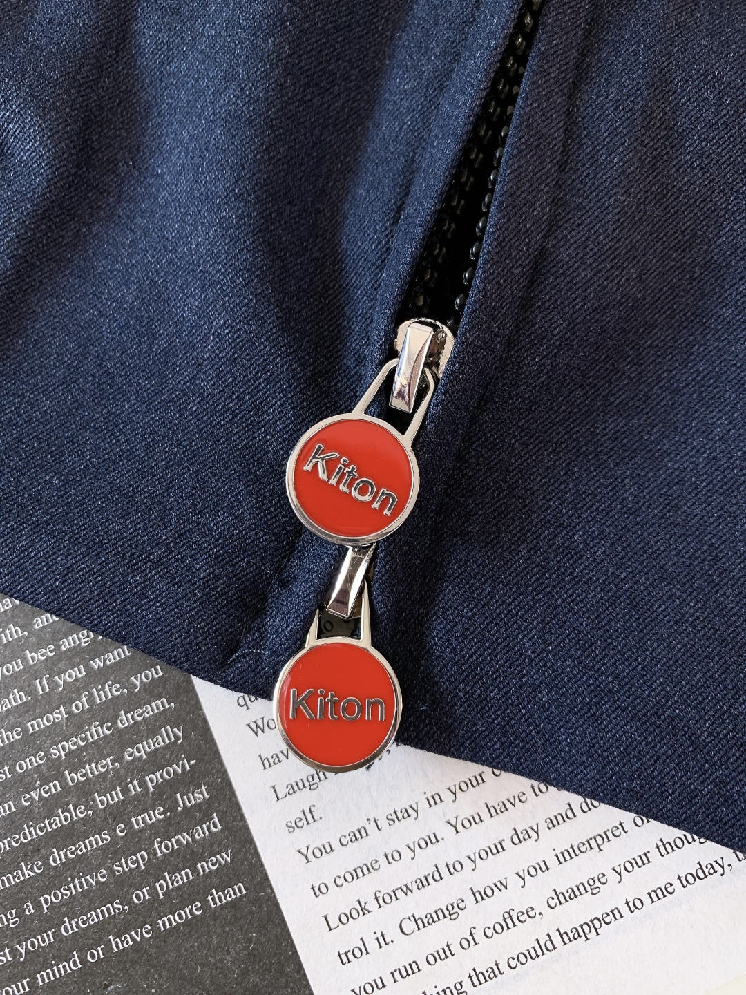 Kiton 奇顿 2025FW秋冬新品 可拆卸连帽外套。连帽内侧采用灰色针织面料，与外层棕调肌理面料形成