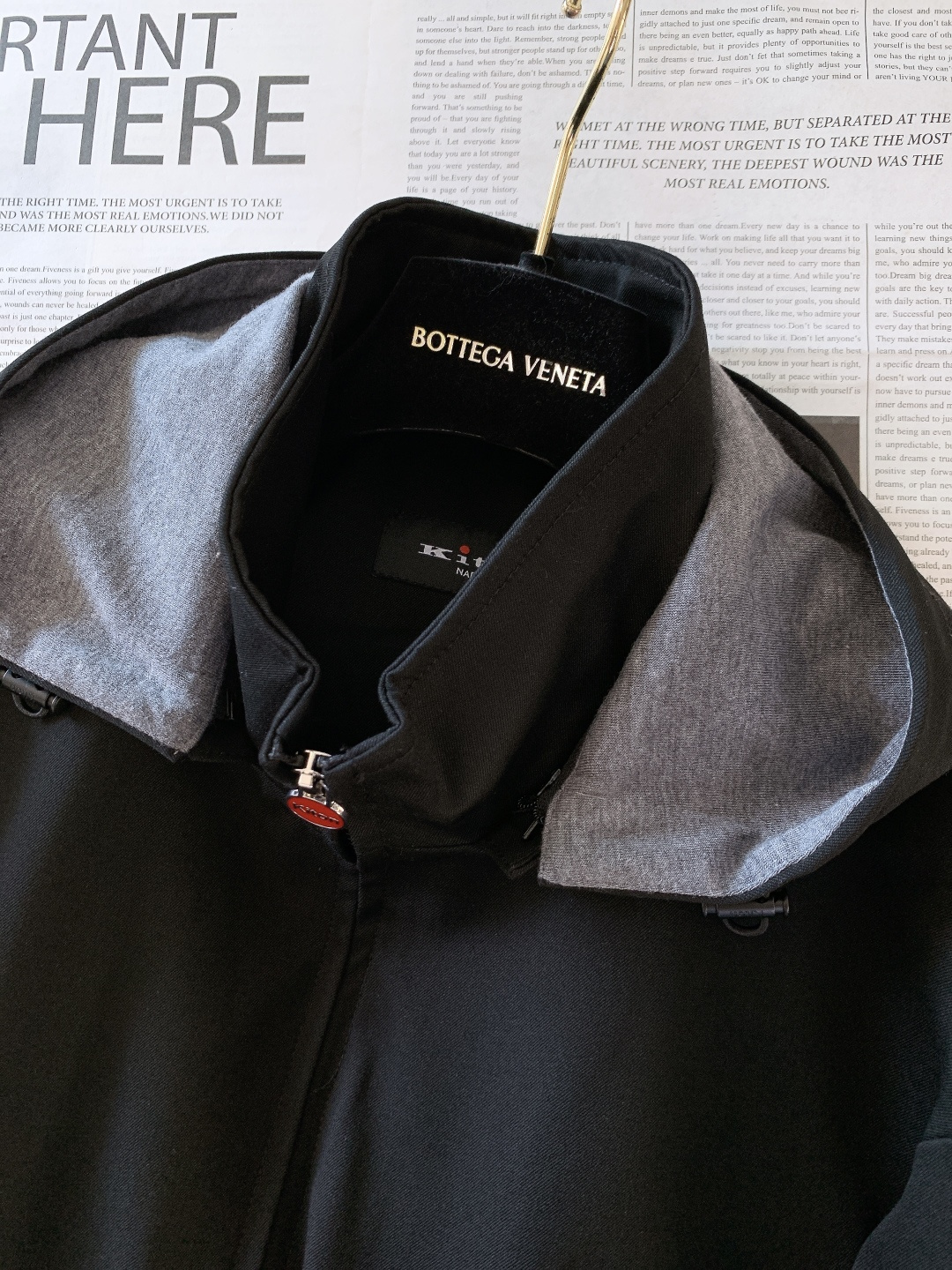 Kiton 奇顿 2025FW秋冬新品 可拆卸连帽外套。连帽内侧采用灰色针织面料，与外层棕调肌理面料形成